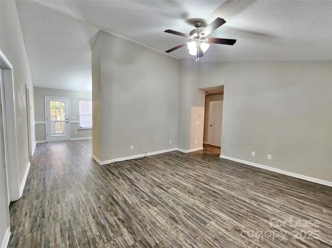 Foto del edificio - 209 Hickory Wood Dr