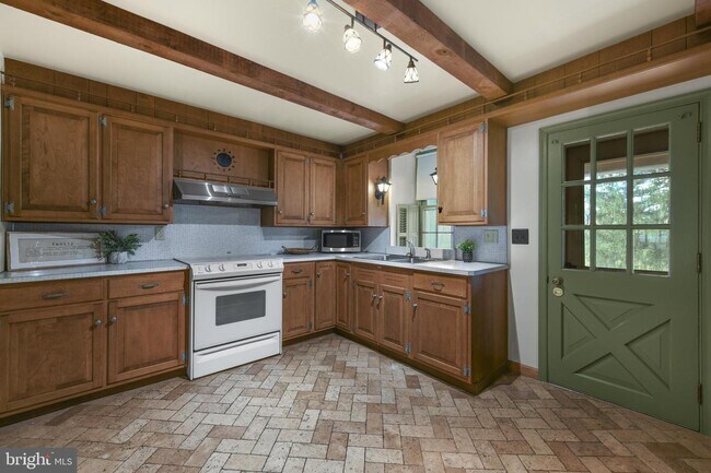 Building Photo - 335 Monocacy Hill Rd