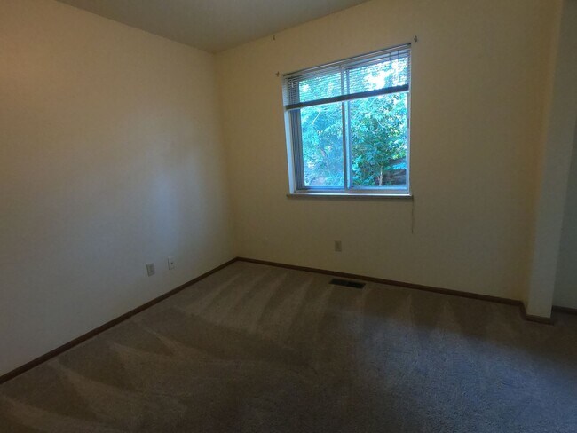 Building Photo - Craftsman duplex with covered parking!