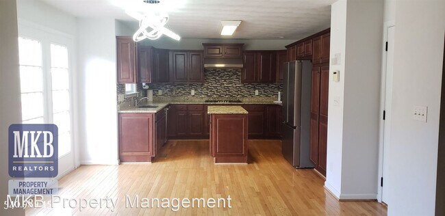 Building Photo - 4 br, 2.5 bath House - 6200 Sandhurst Drive