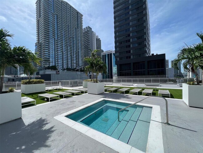 Foto del edificio - 690 SW 1st Ct
