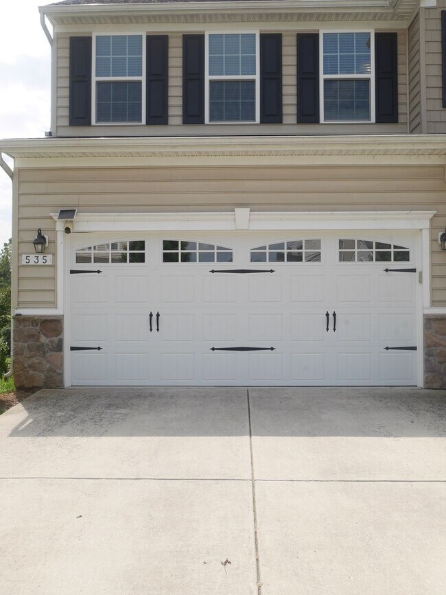 Foto del edificio - Elegant 4-Bedroom Single-Family Home with ...