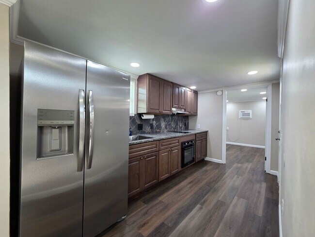 Foto del edificio - 8676 Sharon Ln