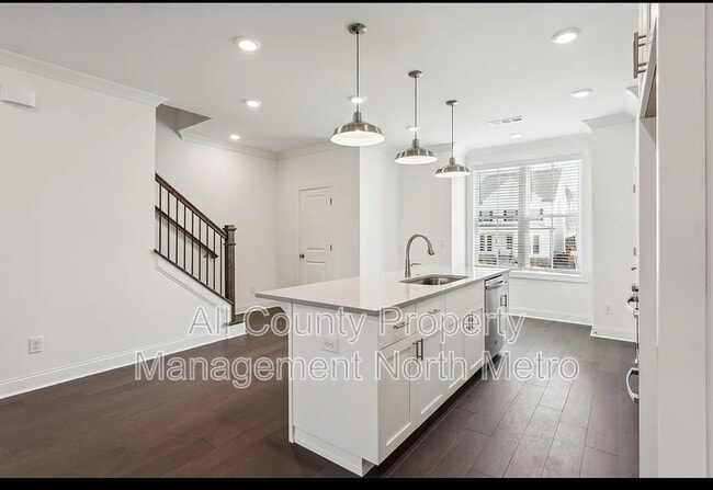 Building Photo - 105 Basil St