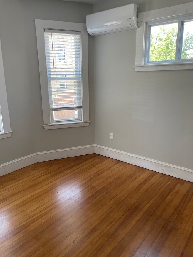 Building Photo - 3 Hazel St