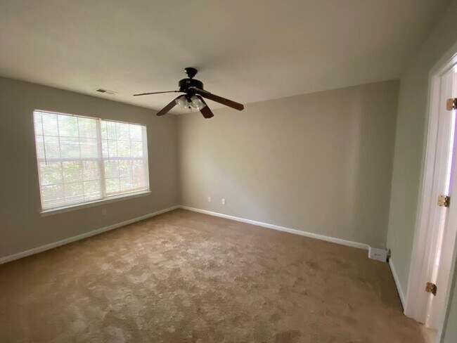 Building Photo - 553 Wren Walk