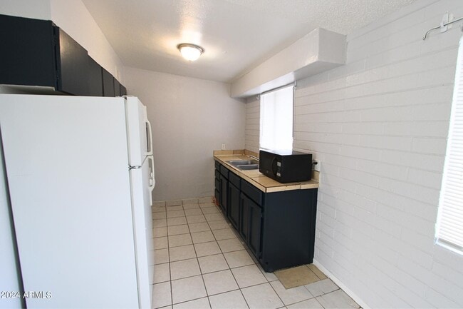 Building Photo - 565 S Hobson