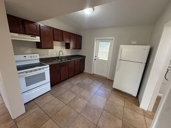 Building Photo - 3 Bed / 2 Bath Single-Family Home Near Downtown Eustis