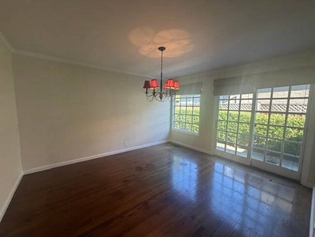 Building Photo - 1227 Nadina St