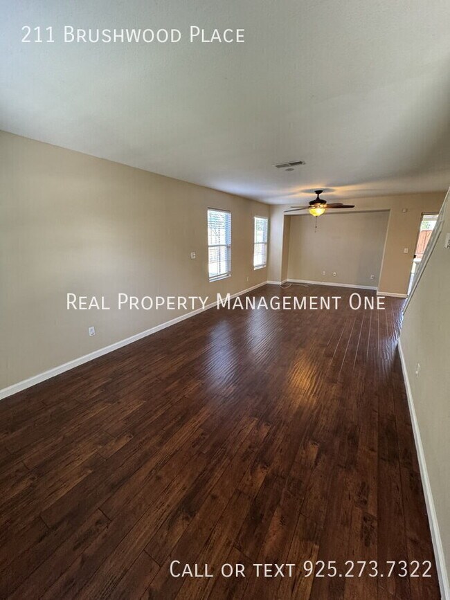Foto del edificio - 211 Brushwood Pl