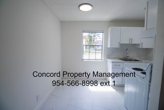 Foto del edificio - MAY FREE! Beautiful 2/1 with Brand New Flo...