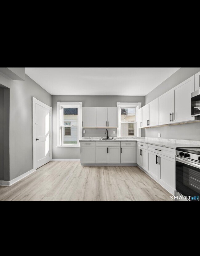 Building Photo - 362 Sigourney St