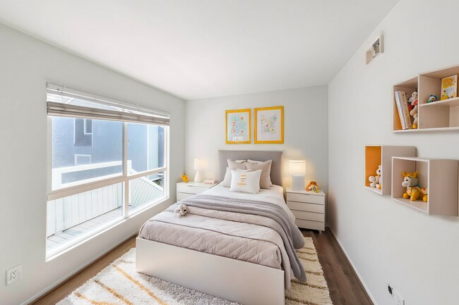 Building Photo - Spacious 2 bedroom Newport Beach condo