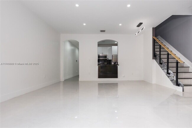 Foto del edificio - 939 NE 42nd Ter