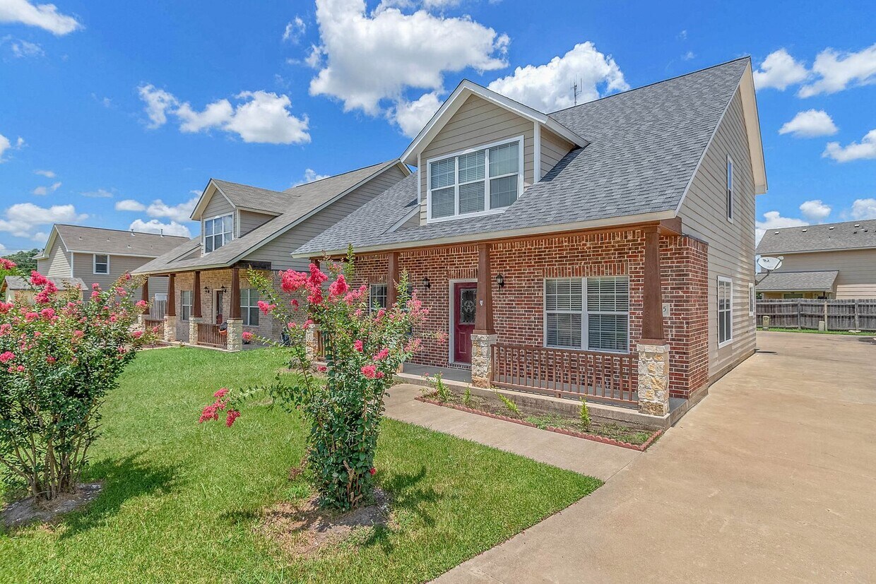 Foto principal - Available August 2026! 4 Bed, 3 Bath in Horse Haven Estates!!