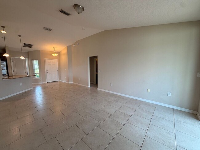 Foto del edificio - Conveniently Located 3BR Home in Port Orange Plantation