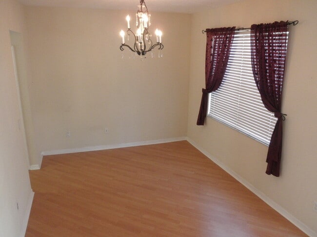 Building Photo - Lakes Of Windermere - Lake Reams Townhomes