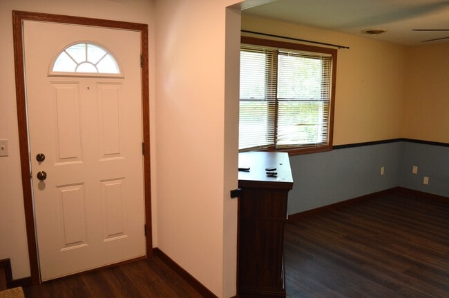 Building Photo - 1870 Sand Ridge Ct