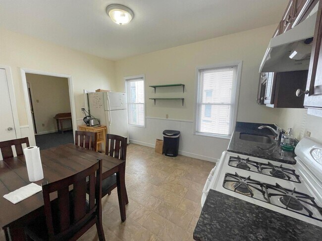 Foto del edificio - 26 Russell Rd