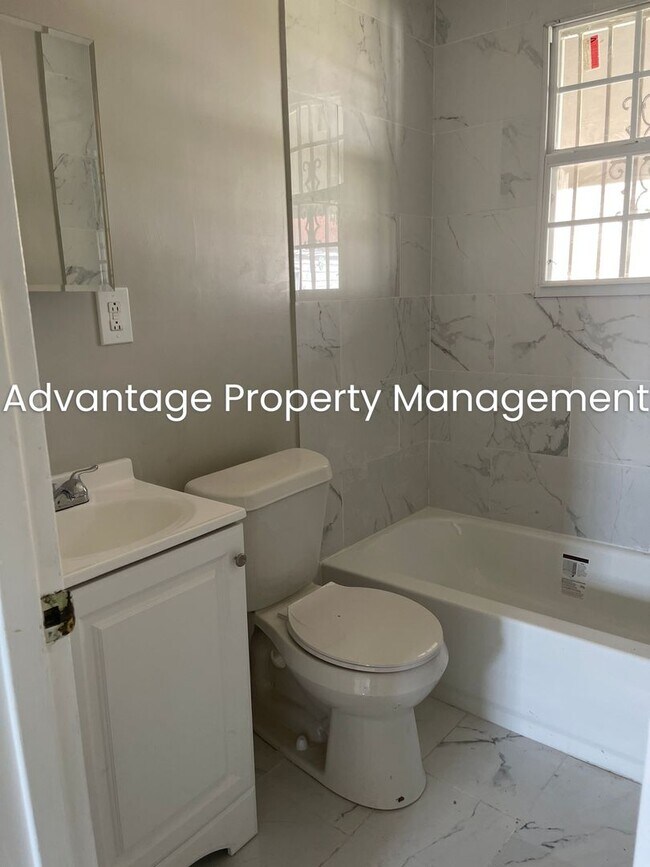 Foto del edificio - Renovated Quadplex In Binghampton -  1/2 O...