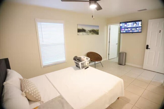 Building Photo - 826 N Lincoln Ave