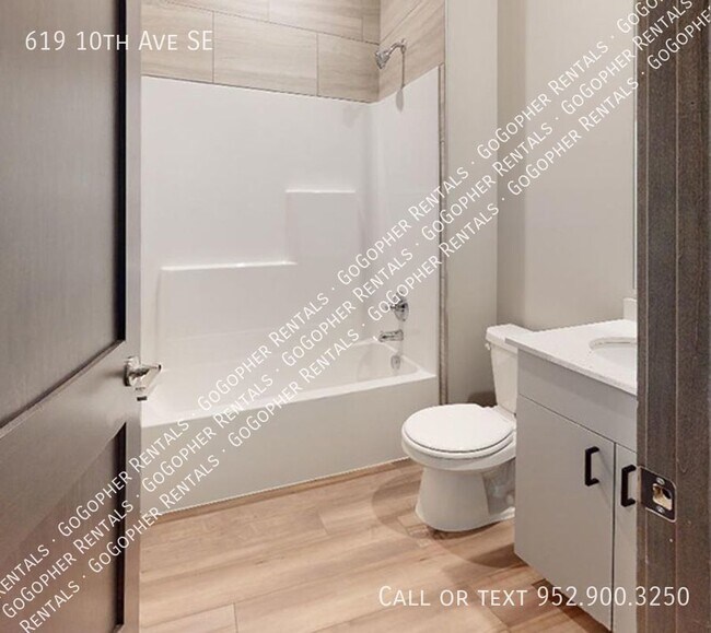 Foto del edificio - Modern 6 Bedroom Townhome in Dinkytown