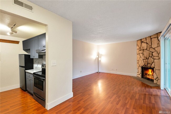 Building Photo - 14012 Juanita Dr NE