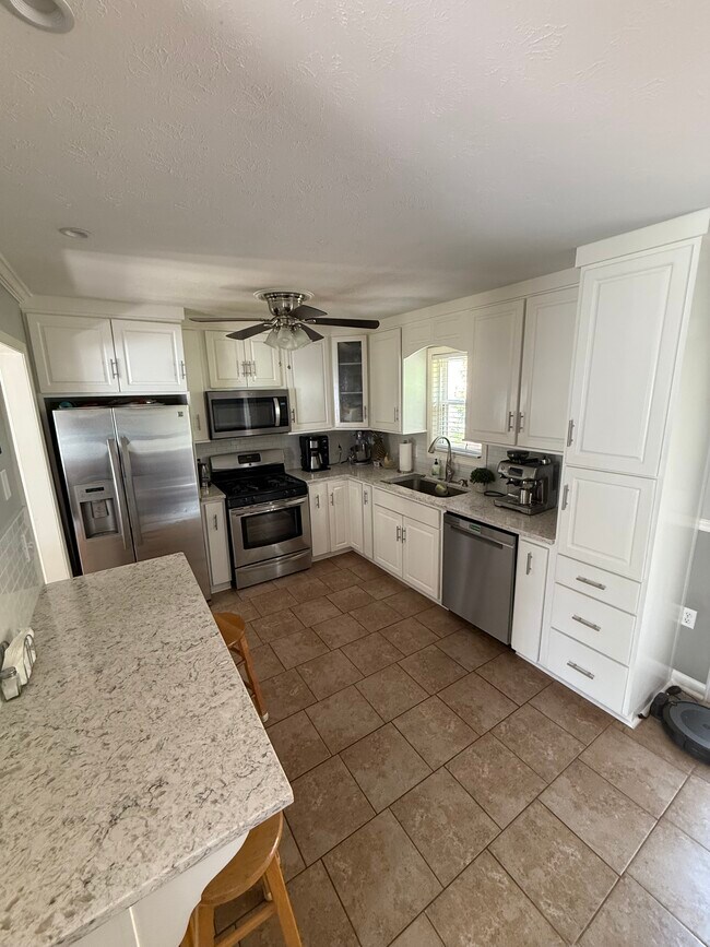 Cocina - 2062 Asheboro Dr