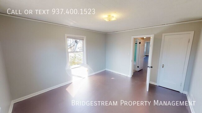 Building Photo - Spacious upstairs 1 bedroom, 1 bath house ...