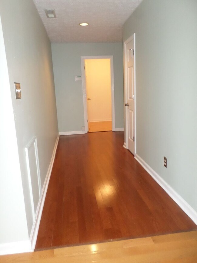 Building Photo - 2 Bedroom 2 bath Condo