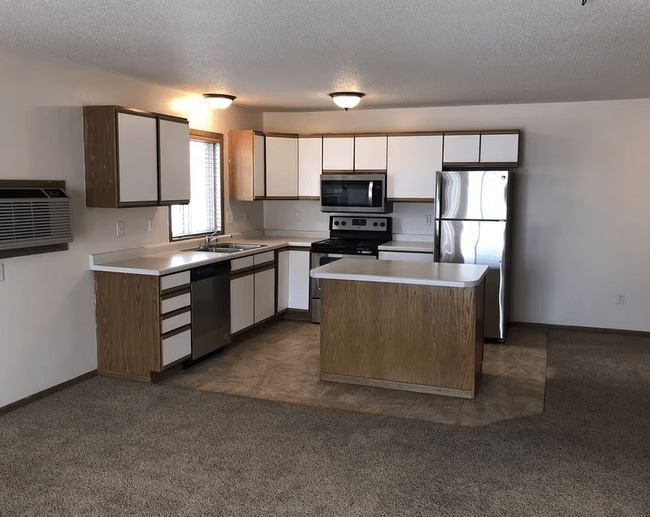 Royal Oaks Kitchen - Royal Oaks Apartments