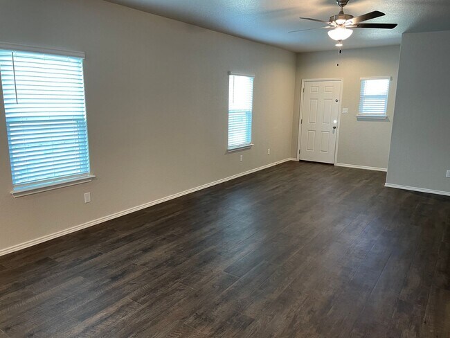 Foto del edificio - *48 Hour Look & Lease Bonus!* Three Bedroom | Two Bath Home in Scott's Hollow