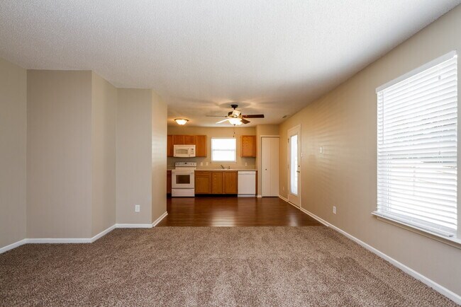 Foto del edificio - 2041 Dutch Elm Dr