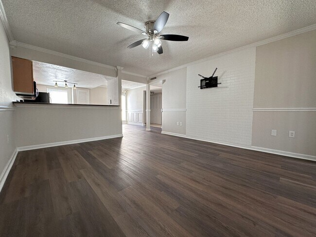 Foto del edificio - Beautiful 2 bedroom available NOW!