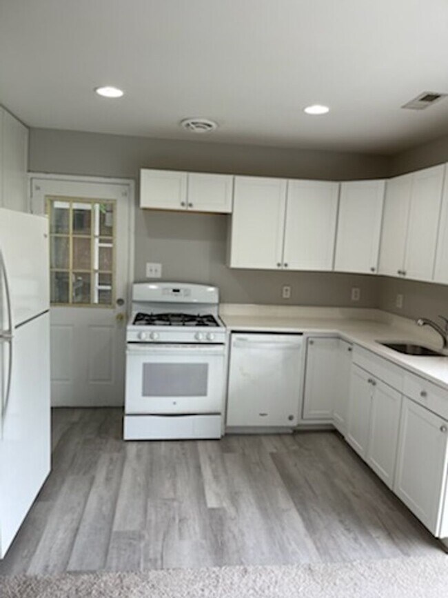 Building Photo - 6715 Bostwick Dr
