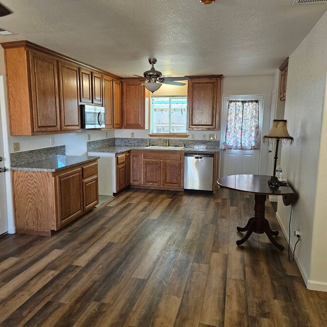 Building Photo - Charming 2 Bedroom Home Located in La Loma...