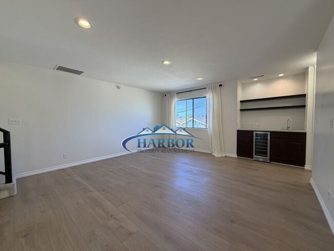 Building Photo - 1015 W 159th St