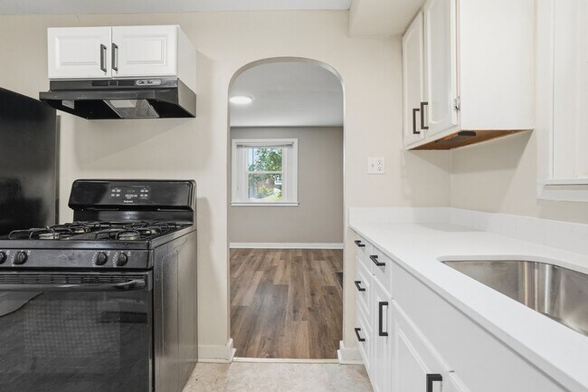 Building Photo - 624 Elm Dr