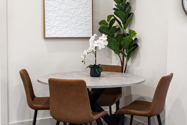 Building Photo - 1543 N Claremont Ave