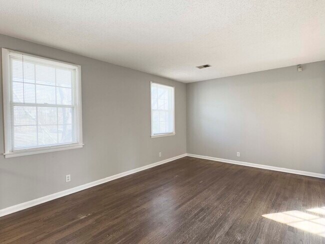 Foto del edificio - 328 Dunbar Cave Rd