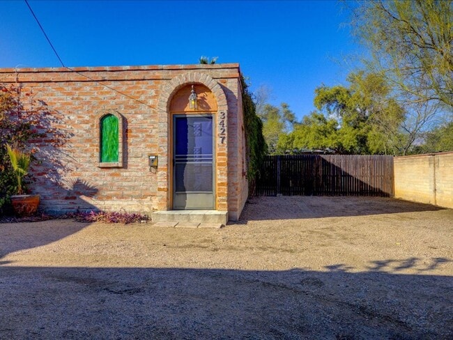 Building Photo - 3 Bedroom 2 Bathroom
