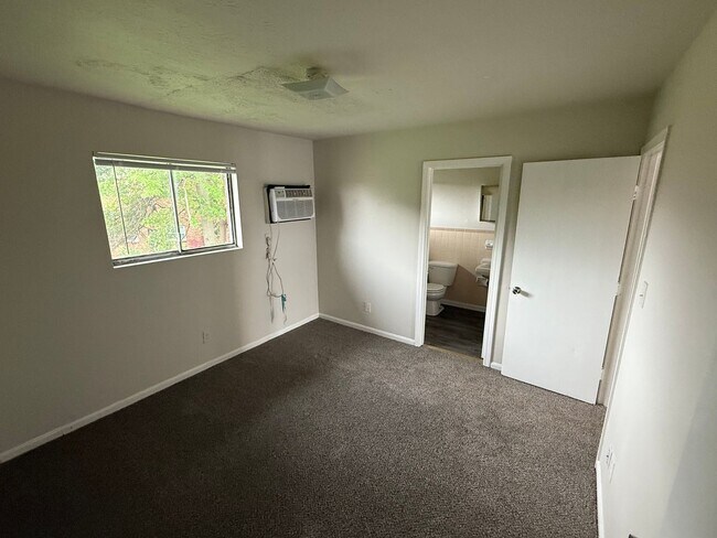 Foto del edificio - Discover Unmatched Convenience in a Prime Location in your 1 BR, 1BA Apartment! Hablamos Espanol!