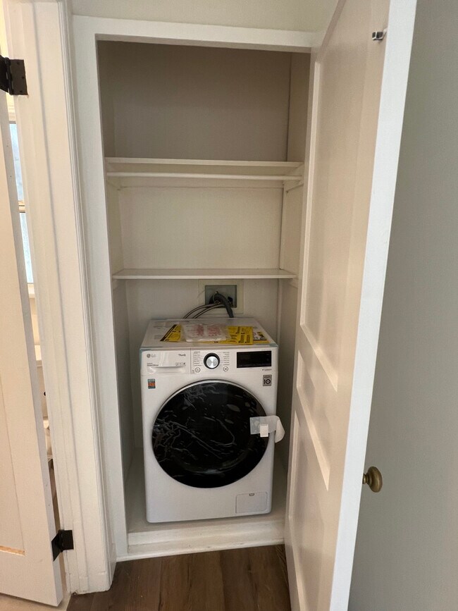 LAVAR/SECAR en un armario para ropa blanca - 6131 Ranchito Ave