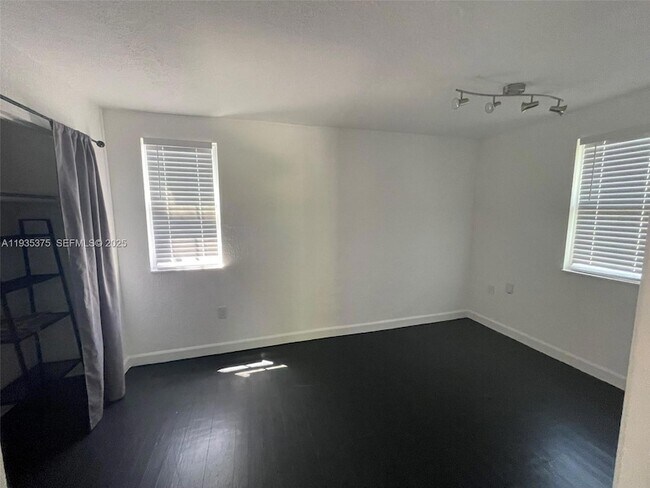 Foto del edificio - 210 NE 110th St