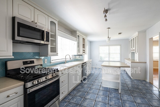 Building Photo - 1205 Spring Valley Ln NE