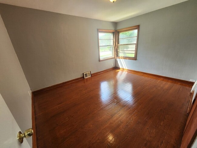 Building Photo - Nice 2 Bedroom Single House with Garage Available NOW