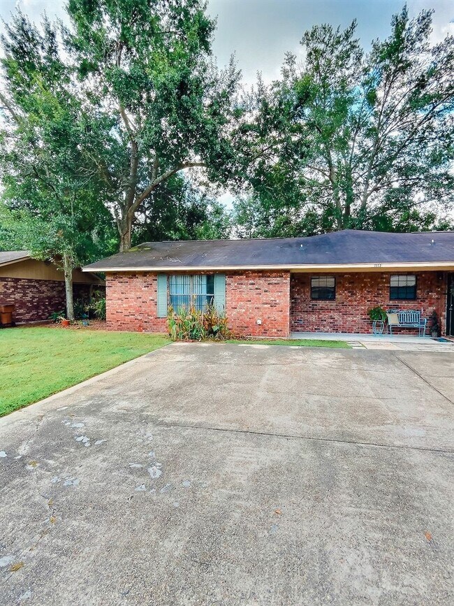 Building Photo - 1113 Hickory Dr