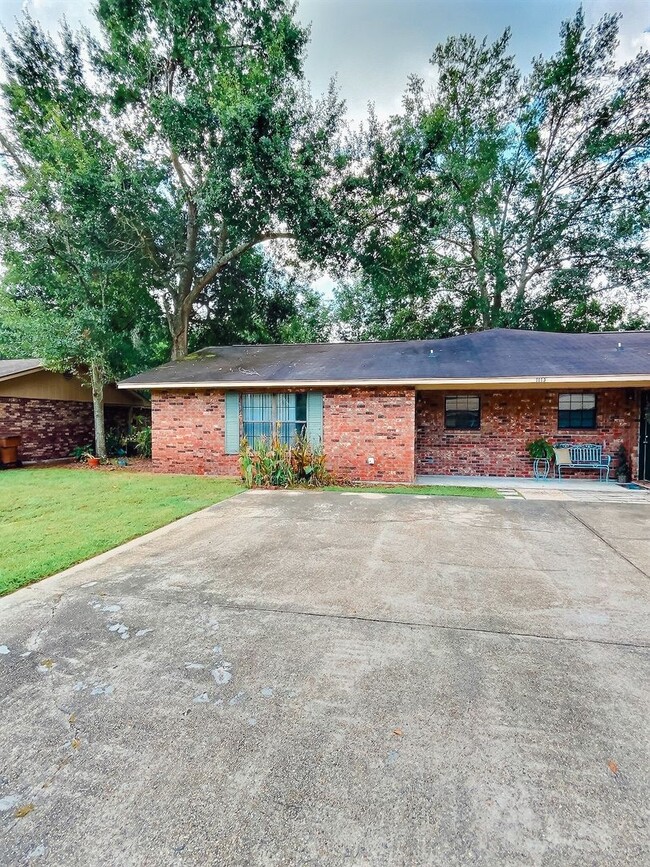 Building Photo - 1113 Hickory Dr