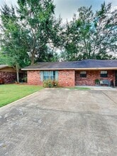 Building Photo - 1113 Hickory Dr