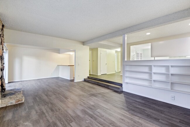 Foto del edificio - 9767 Rhea Ave